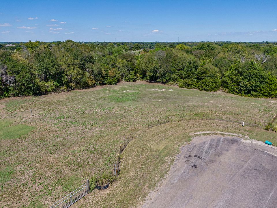 1st image of Lakecrest Cir