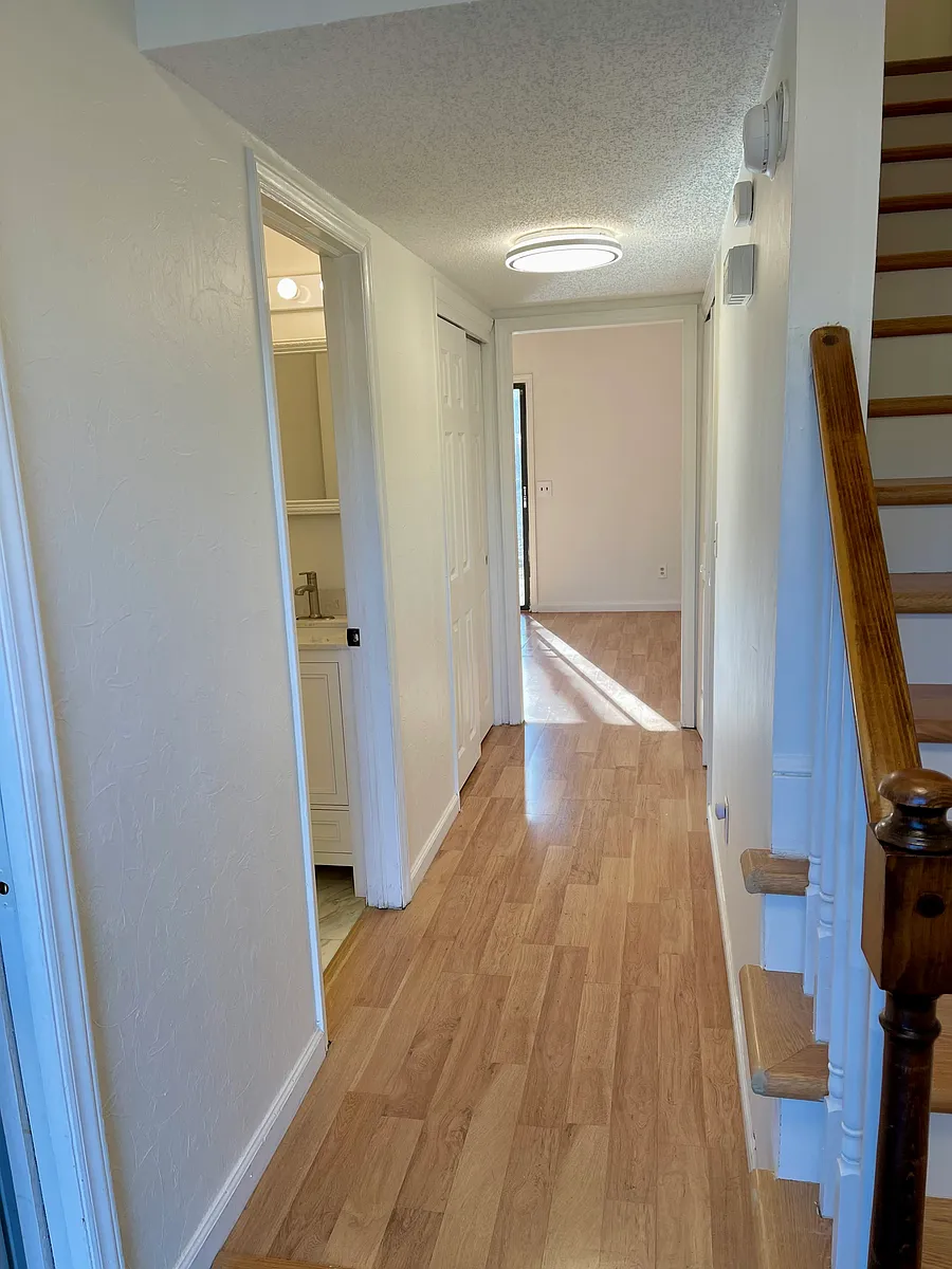Building Photo - 1135 Mountain View Dr
