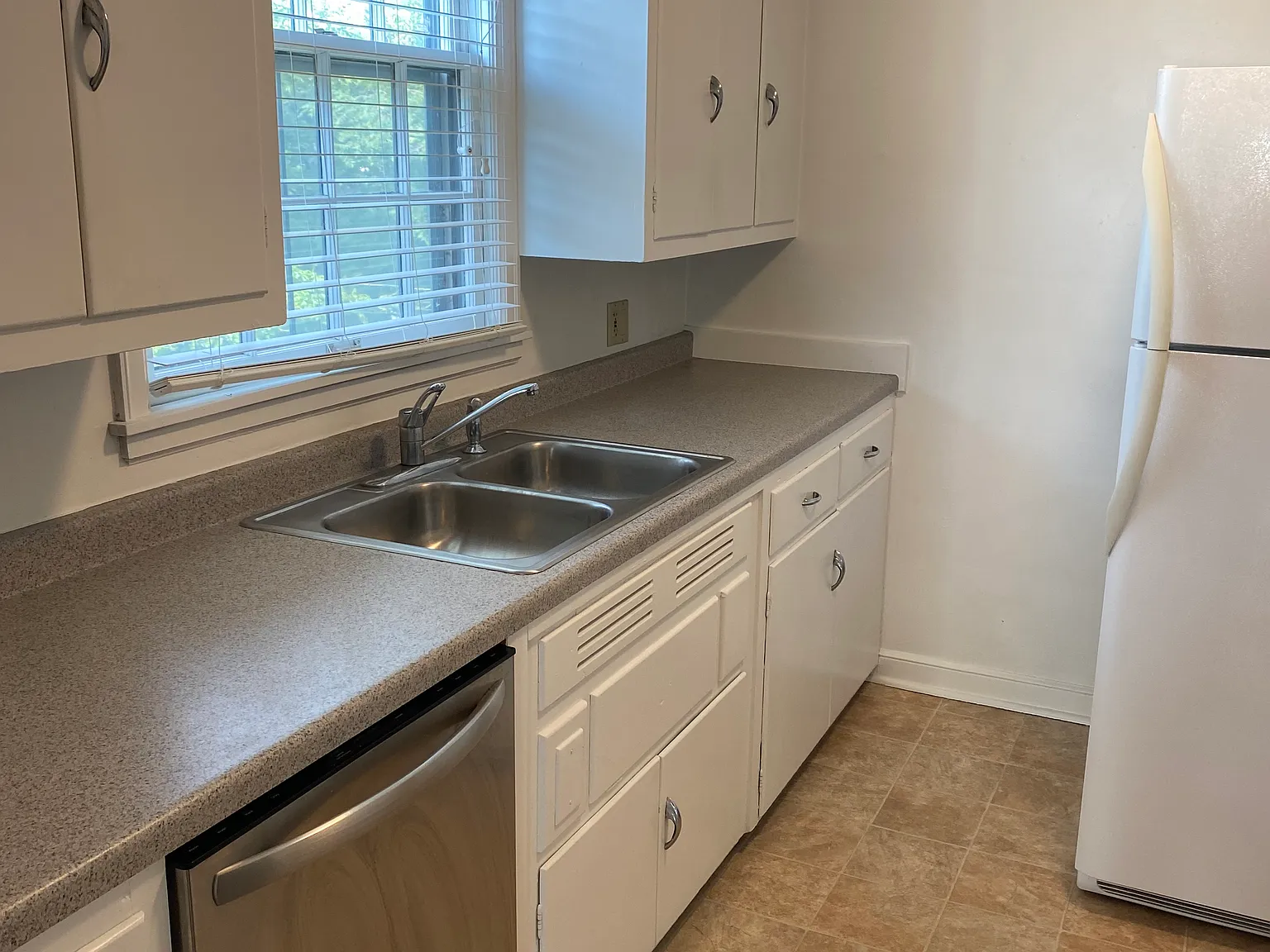 2 bed, 1000 sqft, $1,800 — Photo 2