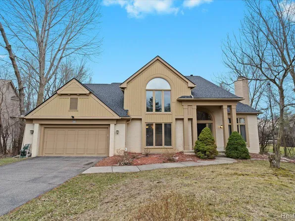 4759 Mirror Lake Dr, West Bloomfield, MI 48323
