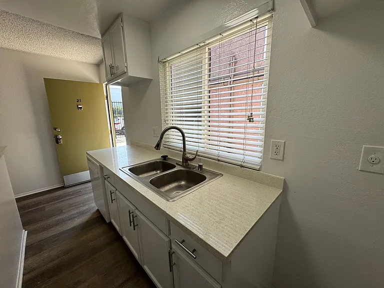 6736 Cleon Ave — Photo 20