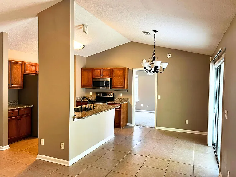 124 Huntington Dr — Photo 5