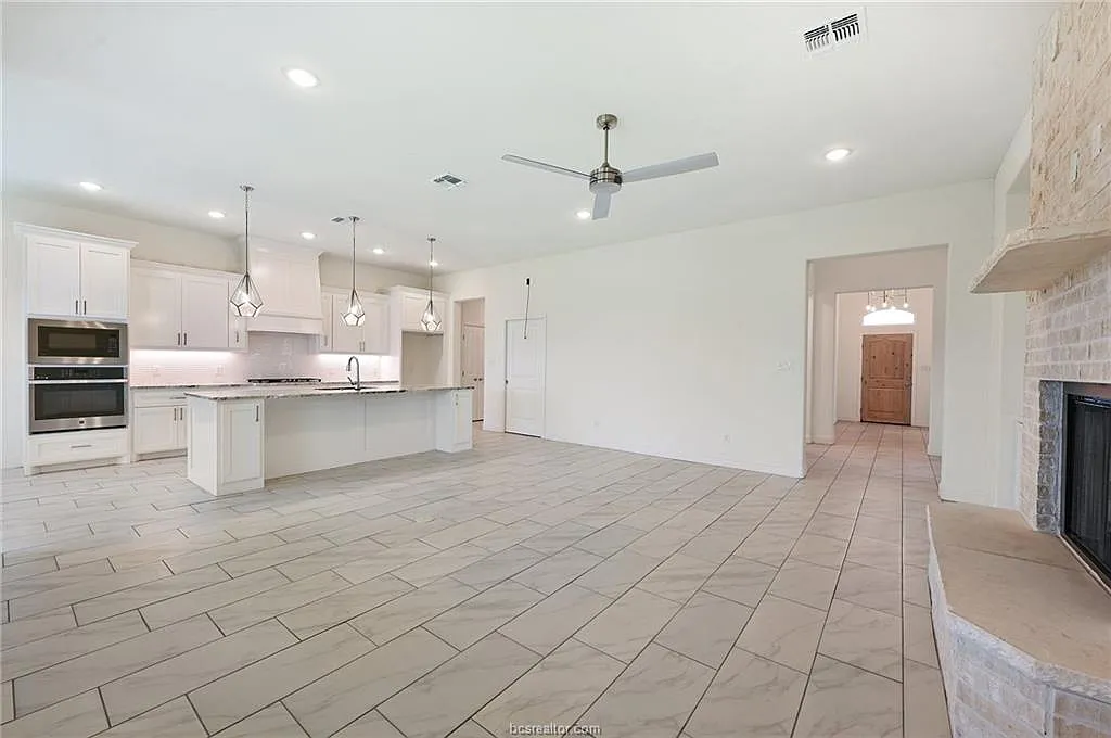 3 bed, 2276 sqft, $2,975 — Photo 4