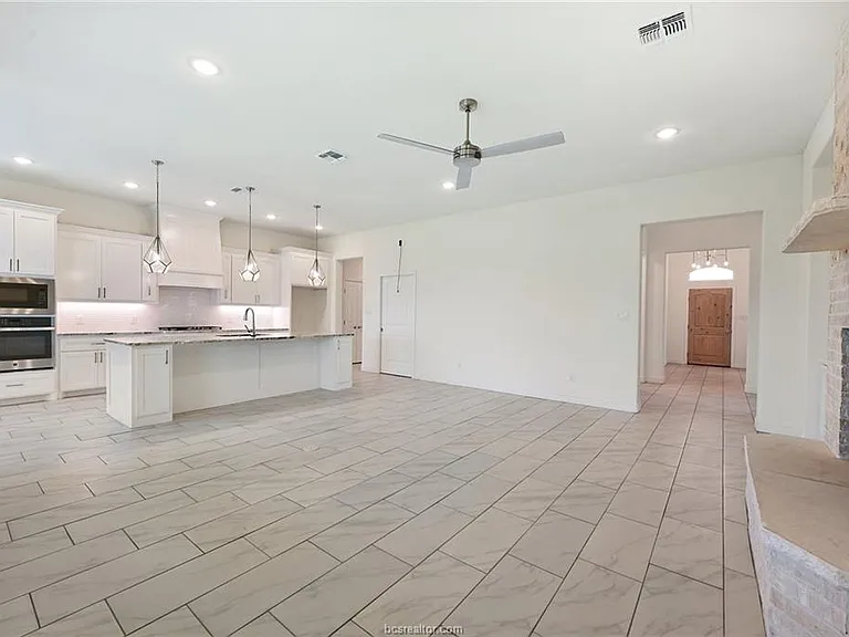 2900 Bombay Ct — Photo 4