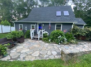 11 Overlook Knoll Rd, Sandy Hook, CT 06482