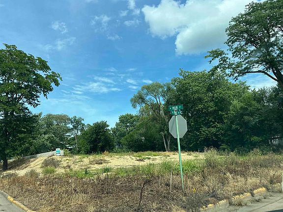 4th image of 800 N Main St