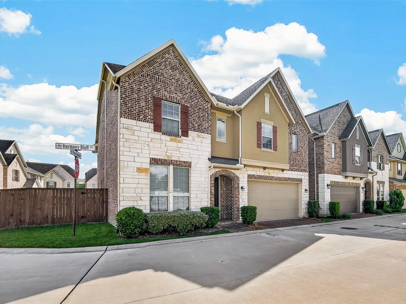 4 bed, 4.0 bath, 3235 sqft, $3,700 — Photo 2