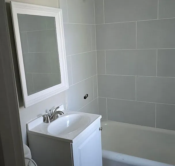 Lower East Side Milwaukee Studio and One bed Apartments- Flexible Lease Terms — Photo 5