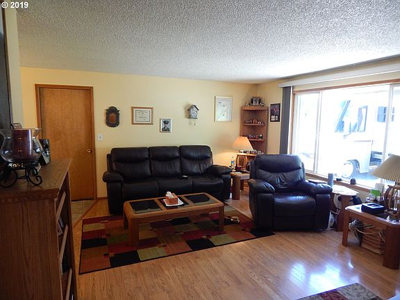 5th image of 513 NE 123rd Ave