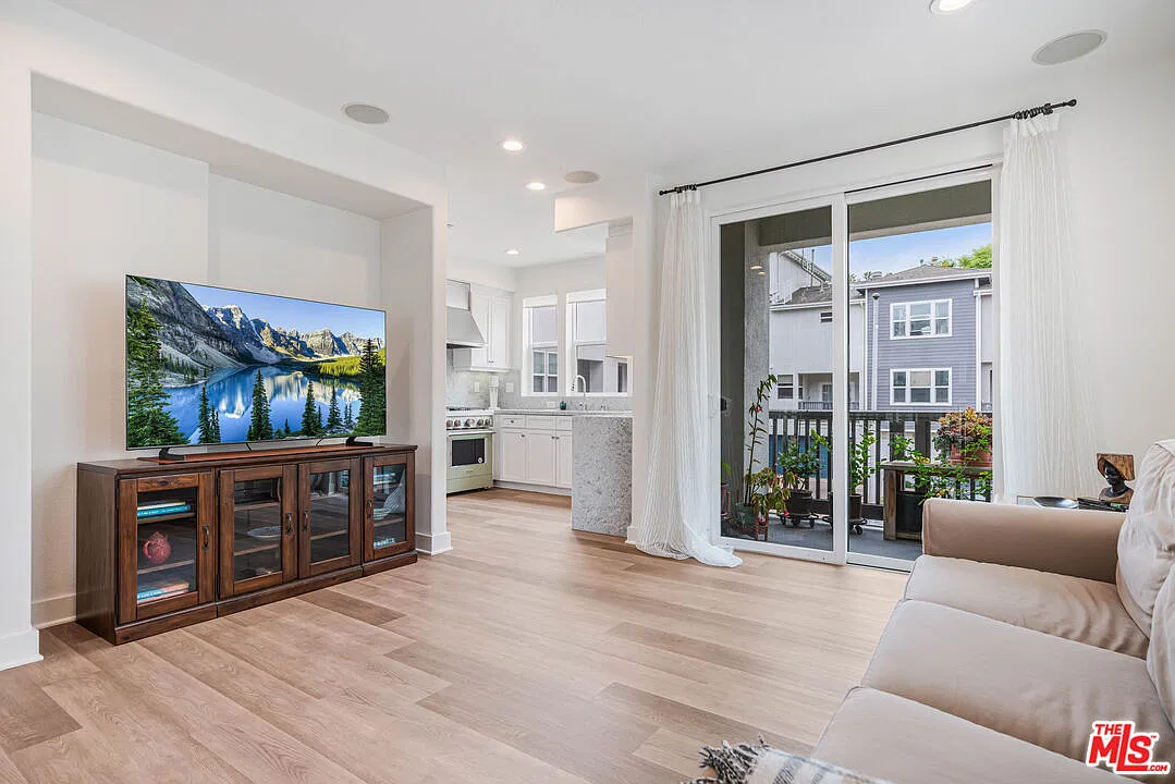 2 bed, 2.5 bath, 1530 sqft, $6,800 — Photo 2