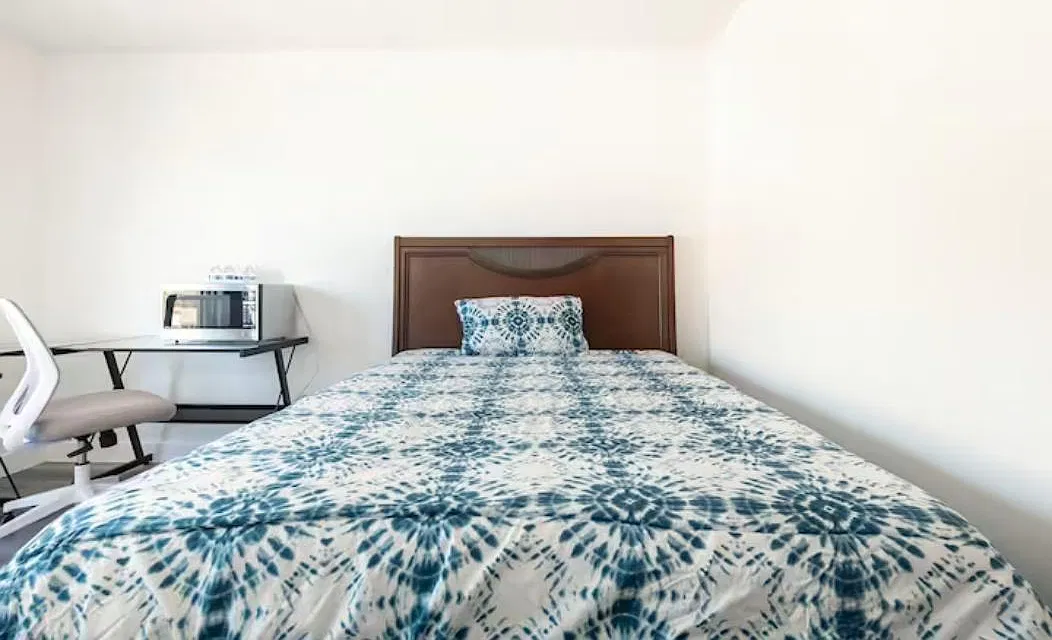 1 bed, 200 sqft, $1,300 — Photo 2