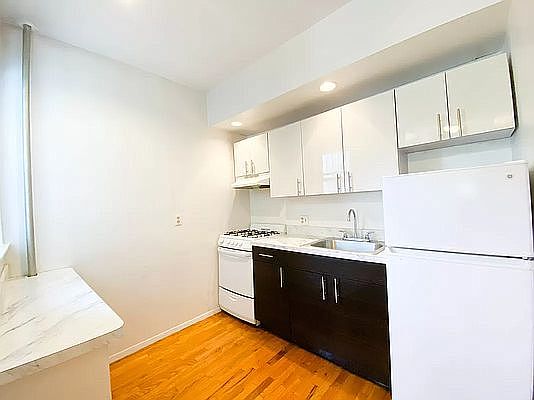 3rd image of 518 Sterling Pl APT 2L