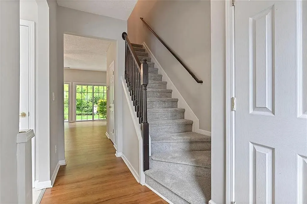 3 bed, 2.5 bath, 1386 sqft, $2,000 — Photo 3