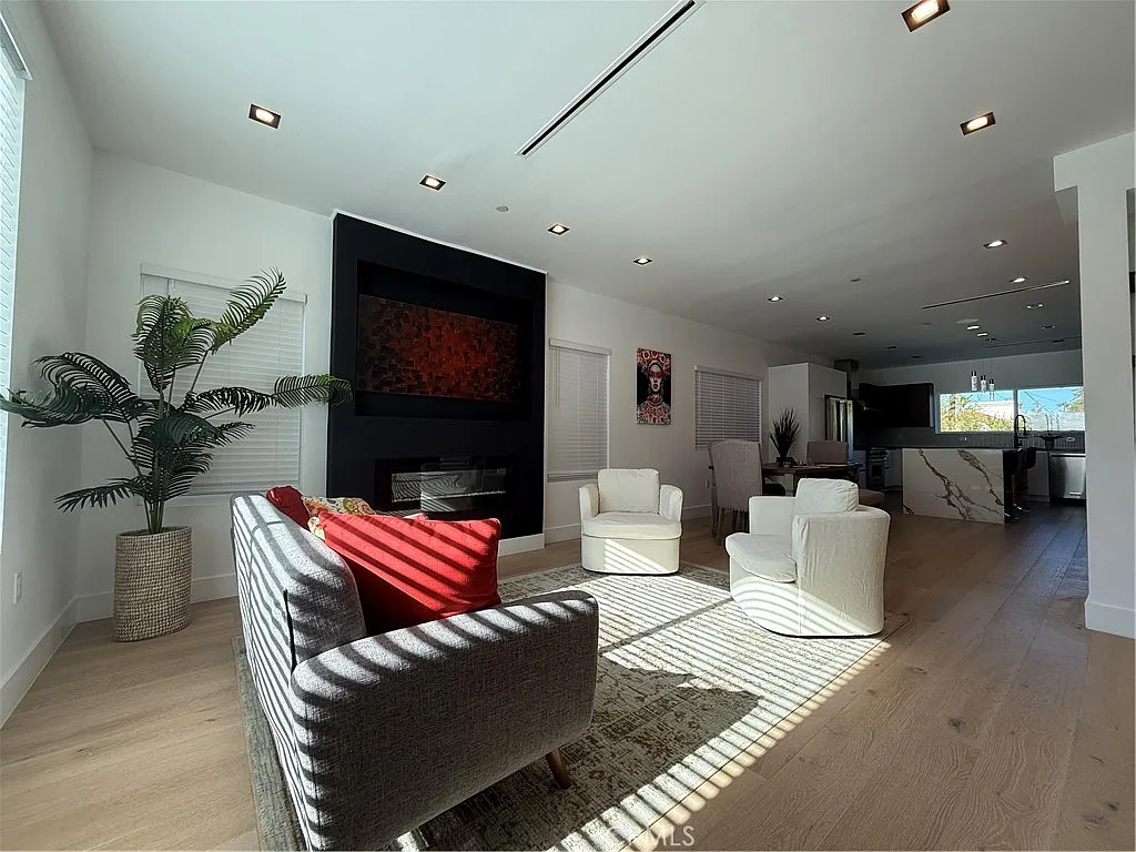 4 bed, 2995 sqft, $9,900 — Photo 2