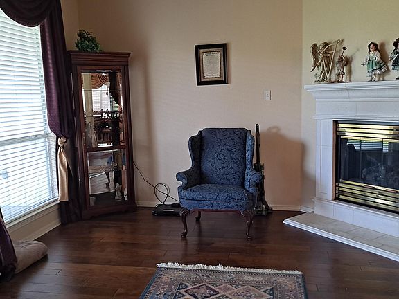 3rd image of 112 Meadow Glen Ln