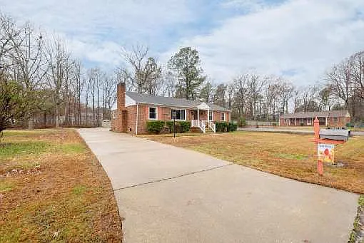 Three bedroom home 
Fully furnished quiet neighborhood 
Private parking