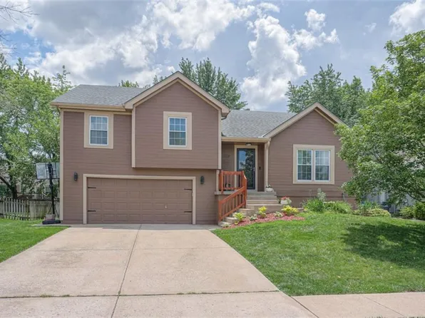 1129 E Frontier Dr, Olathe, KS 66062