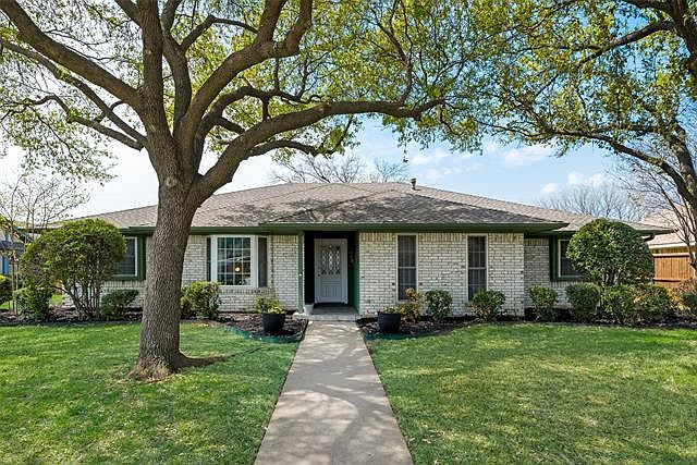 1st image of 2405 Oakwood Dr