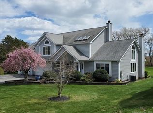 9 Applewood Dr, Quaker Hill, CT 06375