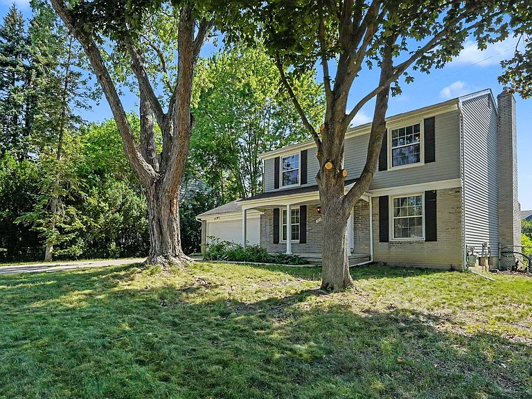 2735 Foster Ave — Photo 4