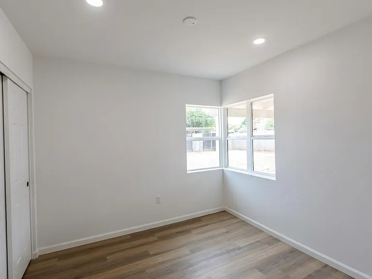 1728 E Linden St — Photo 7