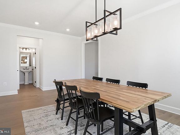 5th image of 200 Mayfield Ln