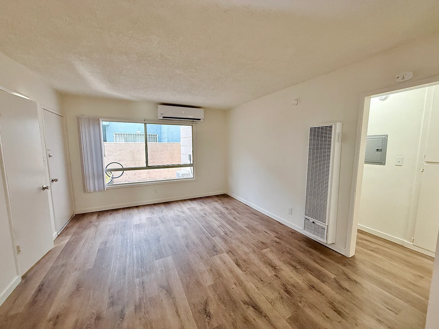 2 bed, 1.5 bath, 950 sqft, $2,395 — Photo 2