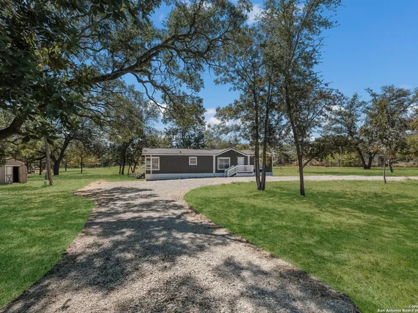 65 E Robin Lynn Dr, Somerset, TX 78069