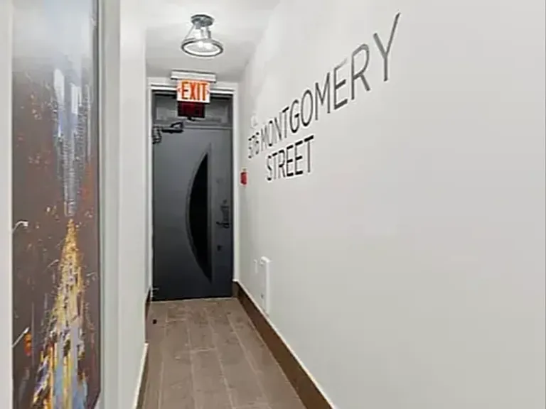 376 Montgomery St — Photo 9