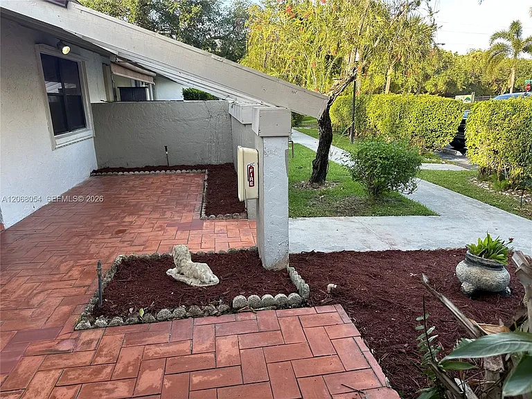 2902 SW 21st Ter #301C — Photo 2