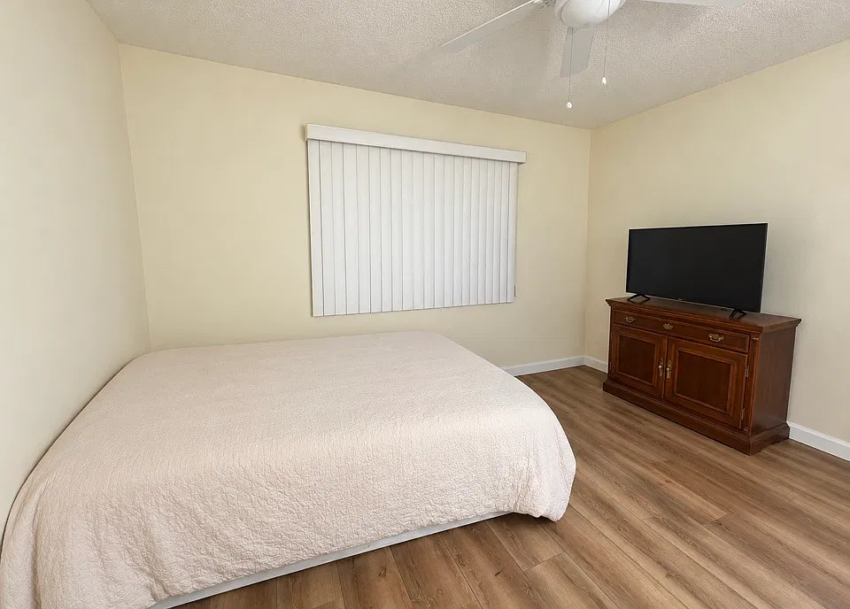 2155 Canyon Dr — Photo 2