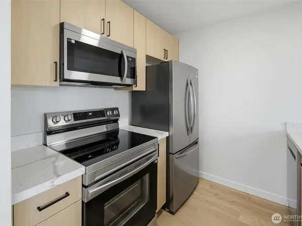 3233 NE 12th St APT 201, Renton, WA 98056