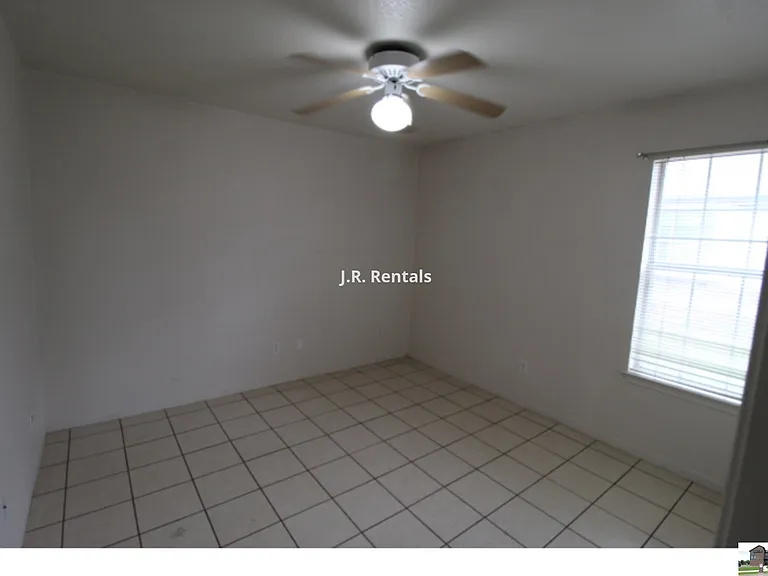 5211 James Loop — Photo 3