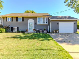 1616 Holiday Dr, Pekin, IL 61554