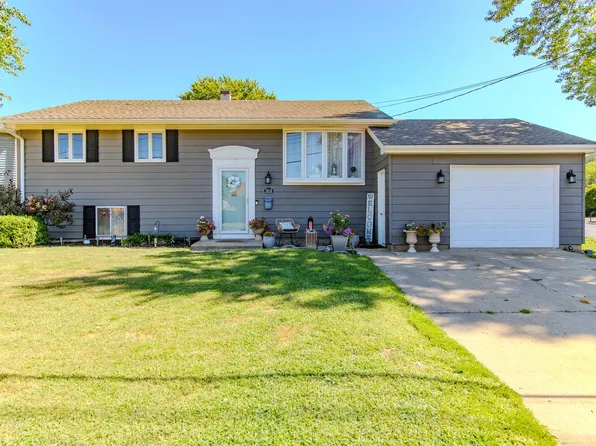 1616 Holiday Dr, Pekin, IL 61554