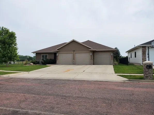1307 W 27th St, Yankton, SD 57078