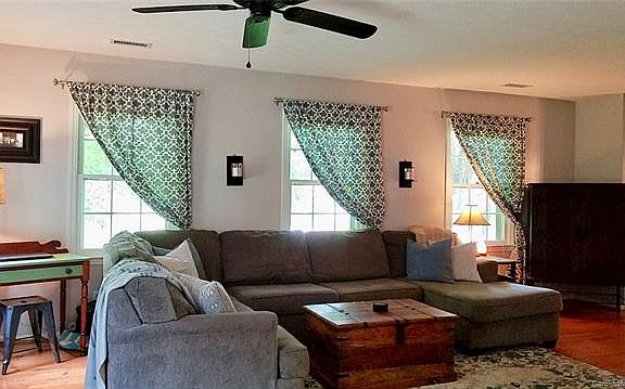 4th image of 2217 Glenheath Dr