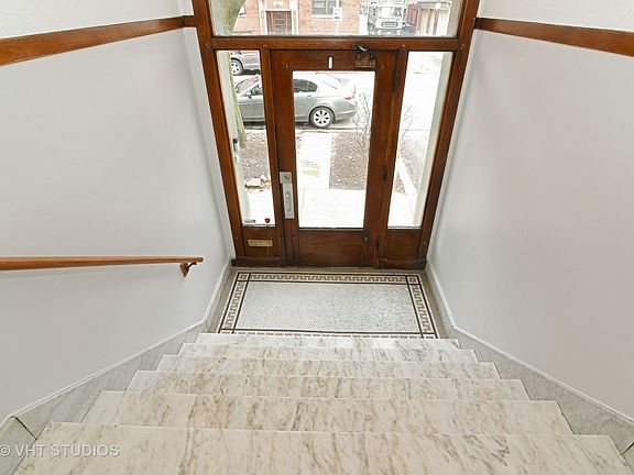 3rd image of 1519 W Berteau Ave