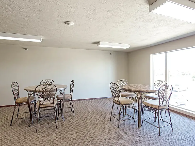 Auburn Manor Apartments — Photo 8