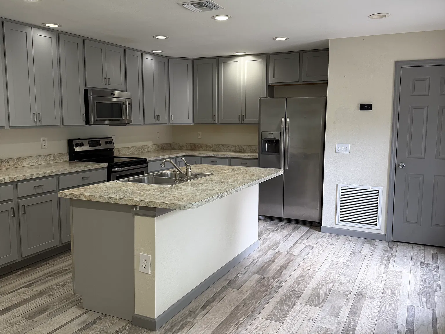 3 bed, 1000 sqft, $1,700 — Photo 3