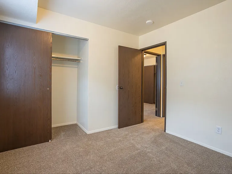 Leonard East Apartments Immediate Move In — Photo 11