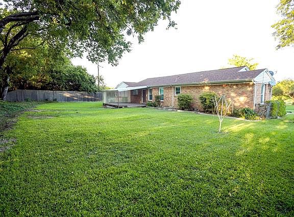 5th image of 631 Kinney Dr