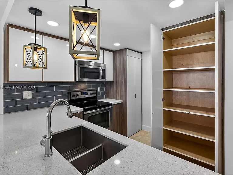 600 NE 36th St #1220 — Photo 14