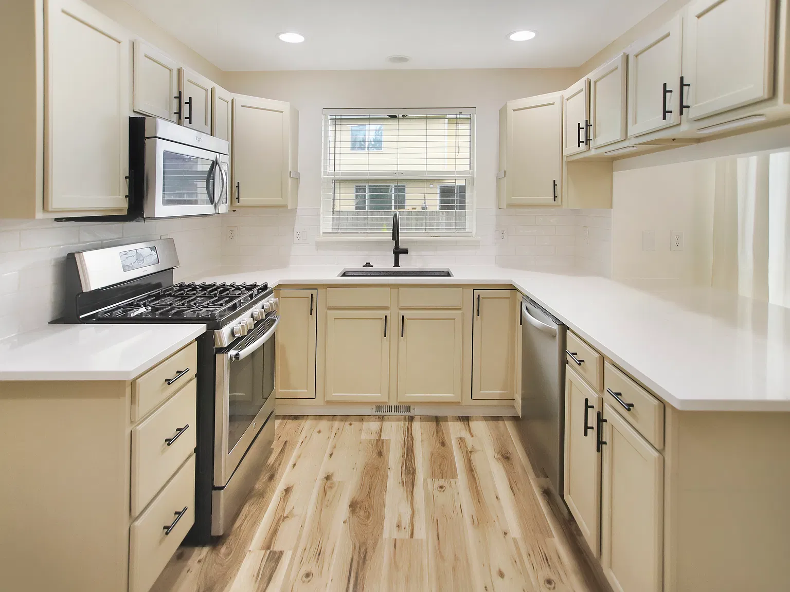 3 bed, 2.5 bath, 1434 sqft, $2,850 — Photo 2
