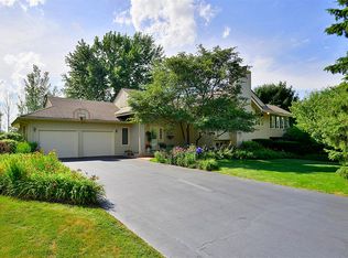 4N900 Redwood Ln, St Charles, IL 60175
