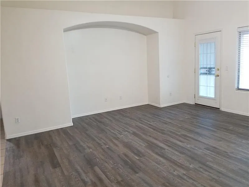 4 bed, 1925 sqft, $2,350 — Photo 2