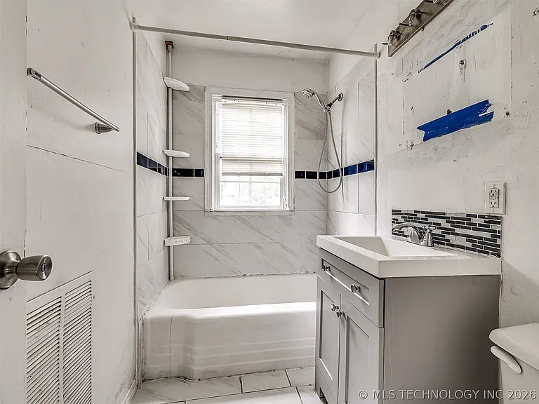 1913 N Florence Pl — Photo 23