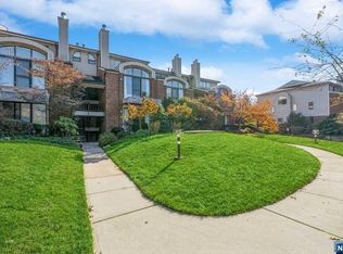 10 Sinclair Ct, Teaneck, NJ 07666