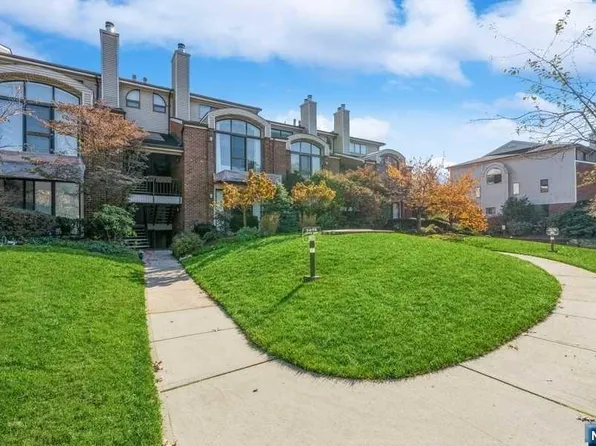 10 Sinclair Ct, Teaneck, NJ 07666