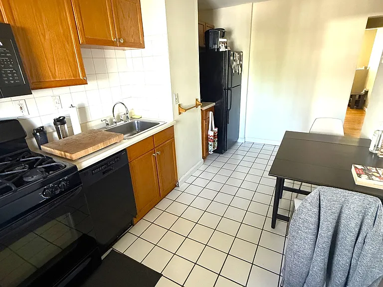 518 E 3rd St #1 — Photo 3